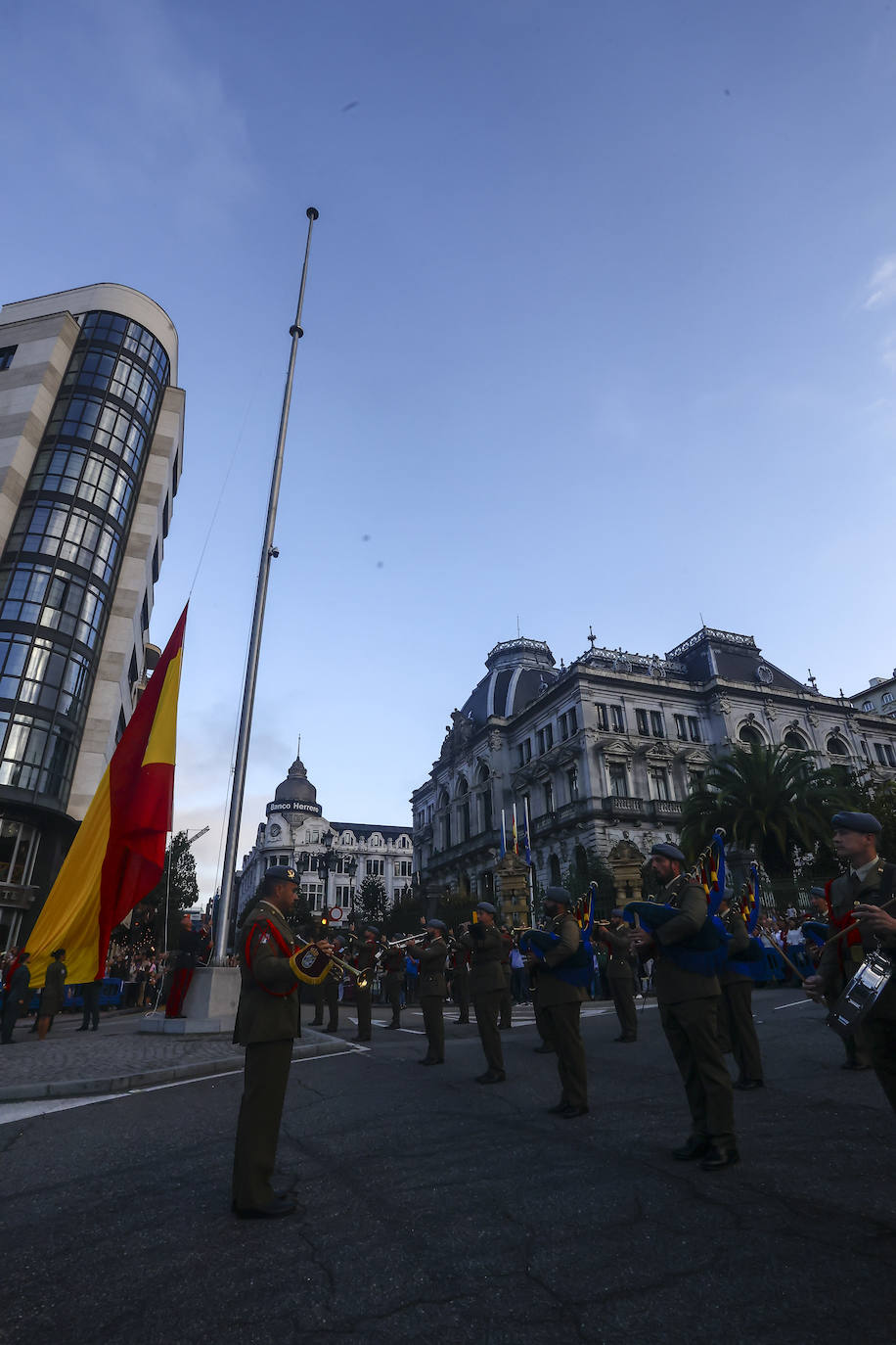 Oviedo Iza La Bandera De Espa A El Comercio Diario De Asturias